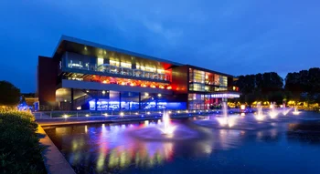 Façade du Casino Barrière Toulouse illuminée la nuit avec fontaines.