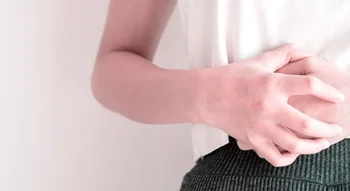 Femme souffrant de spotting et de douleurs abdominales.