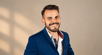 Ruben Aguiar sorridente em fato azul, sessão fotográfica