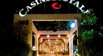 قوس المدخل الرئيسي لكازينو رويال شرم الشيخ في الليل، خليج نعمة