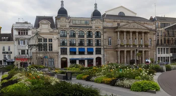 Scène urbaine et jardins fleuris au cœur de Saint-Quentin.
