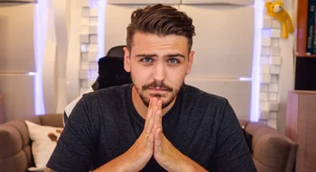 Joyca vidéaste dans son studio.