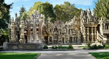 Façade principale du Palais idéal du facteur Cheval