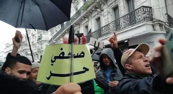 Affaire Sawt Al-Akher – manifestation pour la liberté de la presse en Algérie, pancarte "journaliste libre" en arabe.