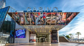 Entrée du Casino Barrière Cannes sur la Croisette.