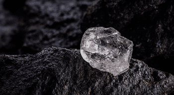 Gisement de diamant brut représentant la richesse du secteur minier en Angola.