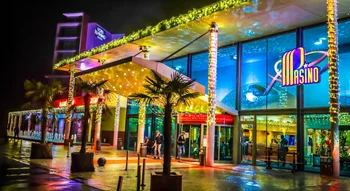 Entrée illuminée et festive du Pasino Saint-Amand-les-Eaux décorée pour les célébrations de Noël.