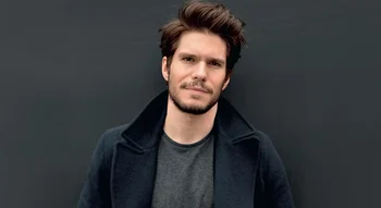 François Civil portrait sur fond noir.