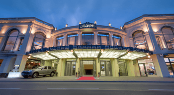Entrée majestueuse du Casino de Beaulieu éclairée la nuit.