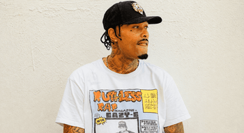 King Bigs retrato com t-shirt Ruthless Rap Magazine Eazy-E e boné preto