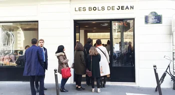 Clients faisant la queue devant le restaurant Les Bols de Jean à Paris.