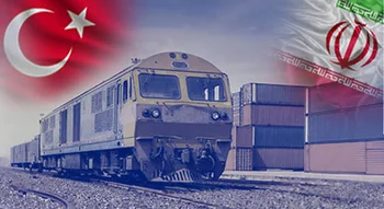 النقل بالسكك الحديدية (Railway Transport): قطار شحن وحاويات بضائع مع أعلام تركيا وإيران.