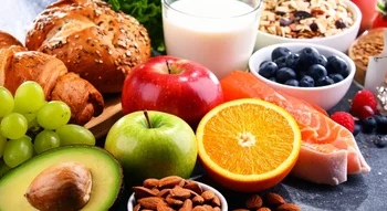 مائدة صحية متوازنة لإنقاص الوزن تضم فواكه وخضروات وحبوبًا كاملة وبروتينات خفيفة