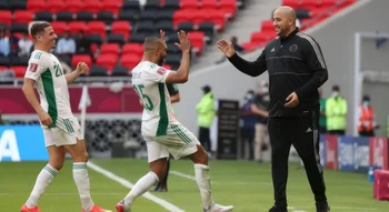 Coupe Arabe FIFA 2021 : Large victoire des Verts face au Soudan – célébration des joueurs algériens après un but.