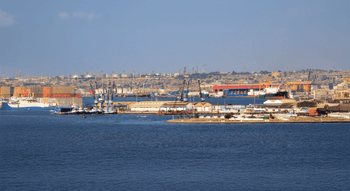 Vue panoramique sur l'un des ports principaux de l'Angola, illustrant son activité maritime.