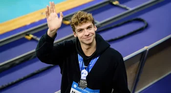 Léon Marchand salue le public après une médaille aux Mondiaux.