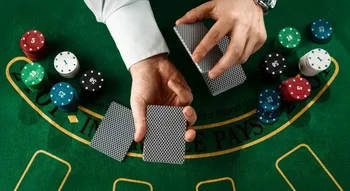 Distribution des cartes au blackjack illustrant la Probabilité blackjack en situation réelle.