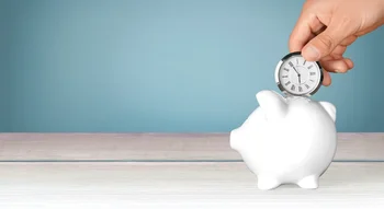 Épargne du temps illustrée par une montre mise dans une tirelire en lien avec le Dispositif de chômage partiel.