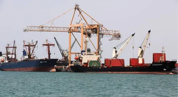 ميناء الحديدة (Hodeidah Port): سفن شحن ورافعات حاويات في ميناء الحديدة باليمن.