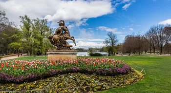 Statue et massif fleuri coloré au parc de la Tête-d'Or.