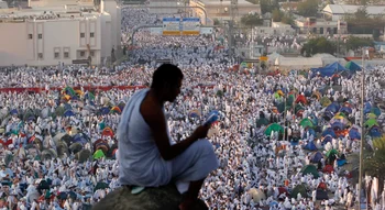 جموع الحجاج بملابس الإحرام البيضاء وسط مخيمات منى خلال أداء مناسك الحج.