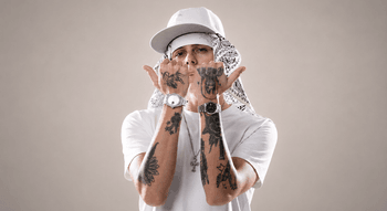 LON3R JOHNY com boné branco, bandana e tatuagens nas mãos