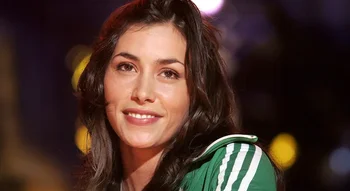 Olivia Ruiz souriante, capturée lors d’un événement médiatique.