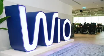 ويو بنك (Wio Bank): شعار البنك المضيء في المقر الرئيسي.