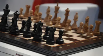 Échiquier en bois utilisé lors d’un tournoi de la Fédération d’échecs de Kalmoukie.