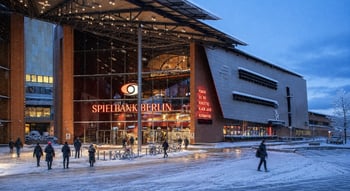Beleuchteter Eingang der Berlin Spielbank im Winter am Potsdamer Platz