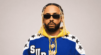 Retrato de Mizzy Miles com um casaco azul e amarelo da Supreme com estrelas e correntes douradas
