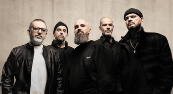 Os membros do grupo de hip-hop português Dealema numa foto promocional de 2026