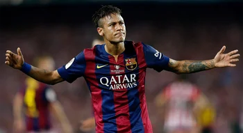 يحتفل نيمار دا سيلفا بهدفه مع برشلونة بذراعيه مفتوحتين خلال مباراة في الدوري الإسباني.