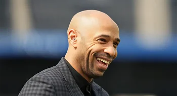 Thierry Henry souriant lors d’une intervention télévisée.