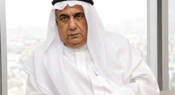 رجل أعمال عربي بالزي الخليجي التقليدي