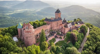 Vue aérienne du Château du Haut-Koenigsbourg entouré par les Vosges.