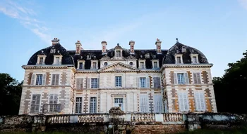 Vue rapprochée de la façade principale du château de Purnon.
