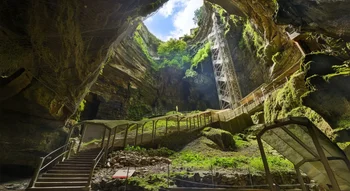 Entrée impressionnante du Gouffre de Padirac avec ascenseur et escaliers.