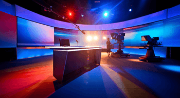 Modernes deutsches Fernsehstudio mit Moderatorenpult, Kameras und bunter Studiobeleuchtung