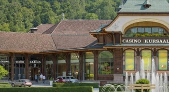 Casino Interlaken – Aussenansicht des Kursaal-Gebaeudes mit Gartenanlage am Tag