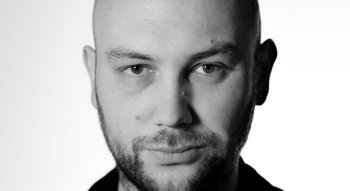 Portrait en noir et blanc du photographe Ziyah Gafić.