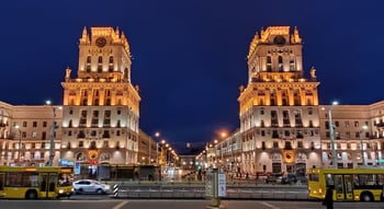 Minsk illuminée la nuit, en période des Élections 2019 en République de Biélorussie.
