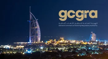 مشهد ليلي لمدينة دبي يبرز فيه فندق برج العرب المضاء، وتظهر على الجانب الأيمن علامة الهيئة العامة لتنظيم الألعاب التجارية (gcgra) واسمها باللغتين العربية والإنجليزية باللونين الذهبي والأبيض.