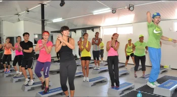 Cours dynamique de fitness sur step, idéal pour se motiver à se mettre au sport.