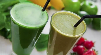 Deux verres de jus vert.