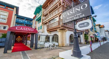 Entrée extérieure élégante du Casino Hendaye avec terrasse et enseigne lumineuse.