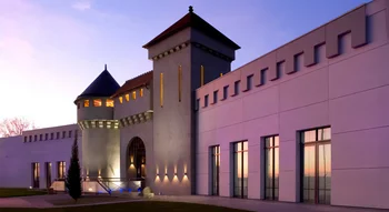 Façade du casino de Bourbon-l'Archambault inspirée d’un château fort.