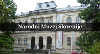 Vue extérieure de l'entrée principale du bâtiment historique du Musée national de Slovénie.