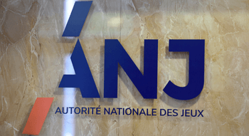 Logo de l’Autorité Nationale des Jeux (ANJ) sur un mur en marbre.