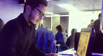 Moncef Ait Kaci en pleine rédaction de la lettre prémonitoire dans une salle de rédaction.